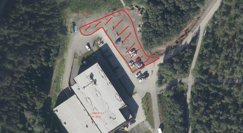 Bildet er et satelittbilde av Kraft sportssenter med parkeringsplass. Parkeringsplassen har r&oslash;de streker over seg som indikerer at den ikke kan brukes.  Alternativ parkering er beskrevet andre steder i driftsmeldingen.